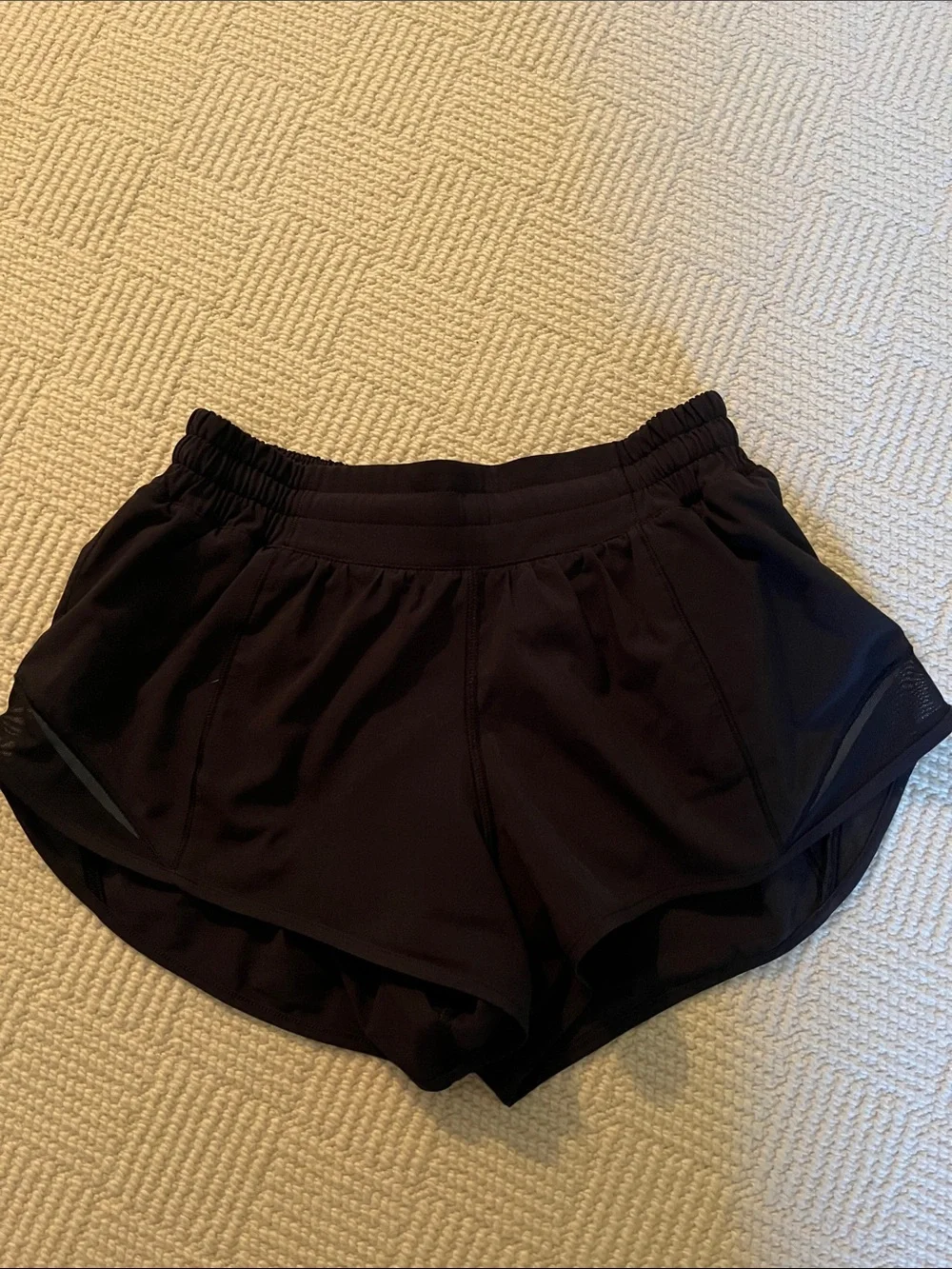Lululemon hotty hot short 2.5 inch, size 4